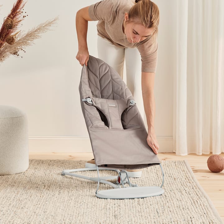 Babysitter Bliss Vävd Bladmönstrad Quilt - Sandgrå Babybjörn
