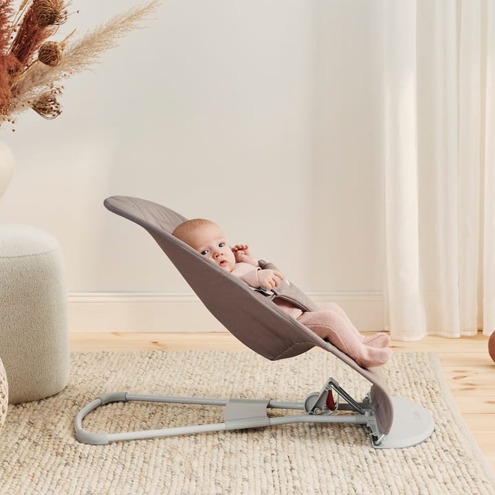 Babysitter Bliss Vävd Bladmönstrad Quilt - Sandgrå Babybjörn