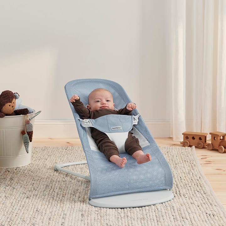 Babysitter Balance Soft Mesh - Himmelsblå/Vit Babybjörn