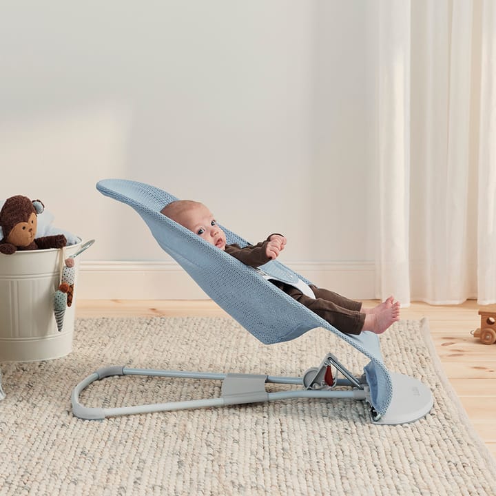 Babysitter Balance Soft Mesh - Himmelsblå/Vit Babybjörn