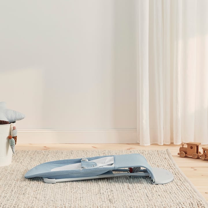 Babysitter Balance Soft Mesh - Himmelsblå/Vit Babybjörn
