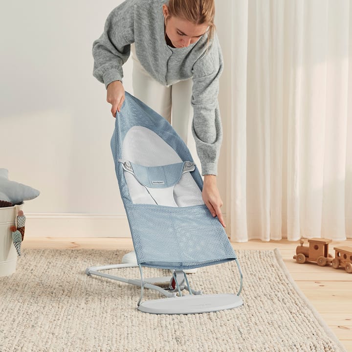 Babysitter Balance Soft Mesh - Himmelsblå/Vit Babybjörn