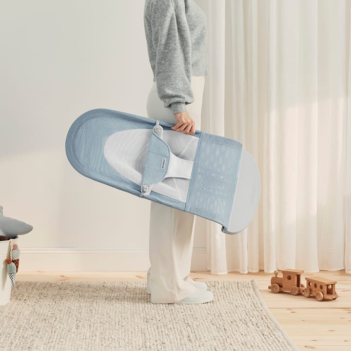 Babysitter Balance Soft Mesh - Himmelsblå/Vit Babybjörn