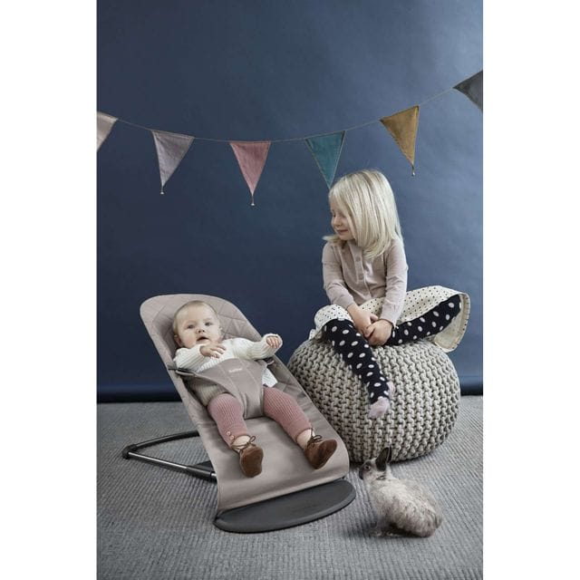 Babysitter Bliss Cotton - Sandgrå Babybjörn