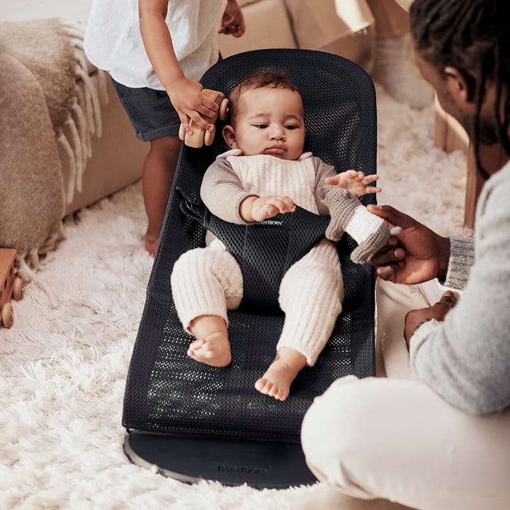 Babysitter Bliss Mesh - Svart Babybjörn
