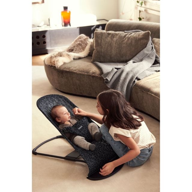 Babysitter Bliss Mesh - Leopard Antracit Babybjörn