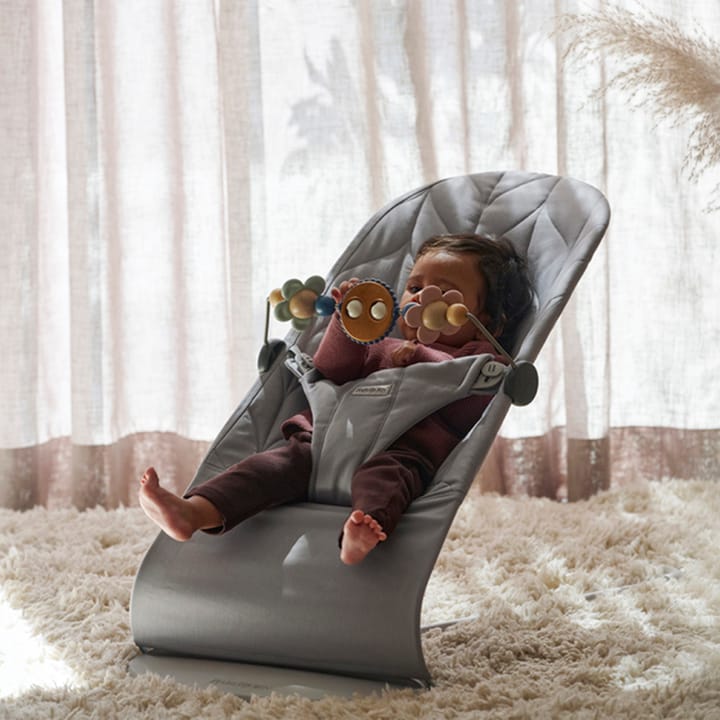 Babysitter Bliss Petal Quilt Med Lekbåge - Ljusgrå/Busiga Ögon Pastel Babybjörn