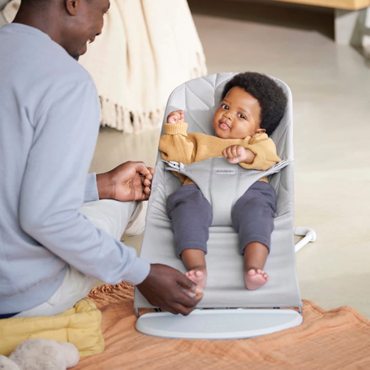 Babysitter Bliss Vävd Bladmönstrad Quilt - Ljusgrå Babybjörn