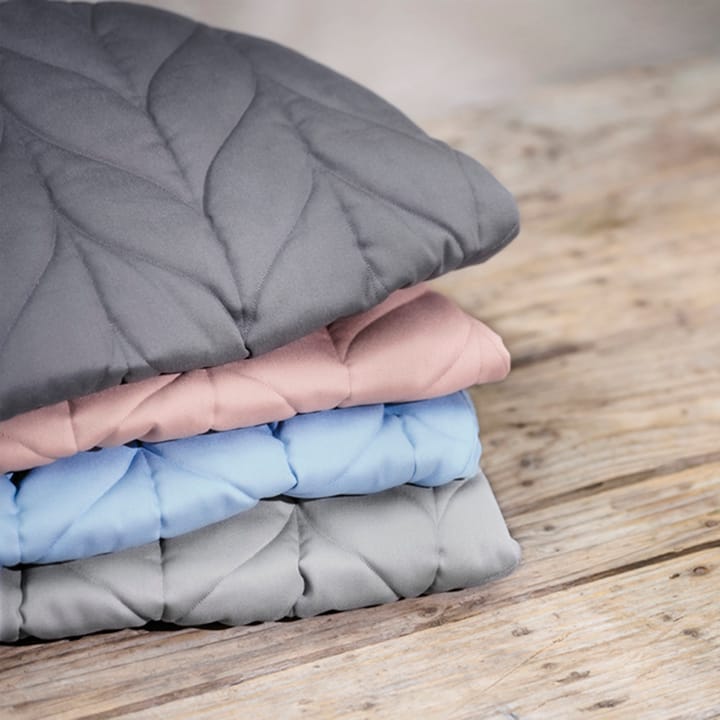 Babysitter Bliss Vävd Bladmönstrad Quilt - Ljusgrå Babybjörn