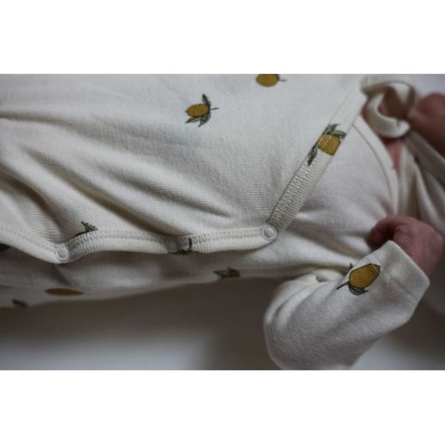 Newborn Onesie/Pyjamas Lemon Konges Slöjd