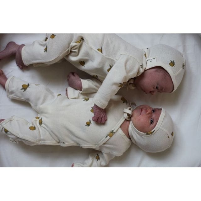 Newborn Onesie/Pyjamas Lemon Konges Slöjd