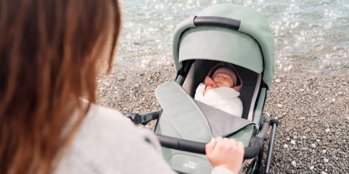 Britax-vagn med sovande bebis i